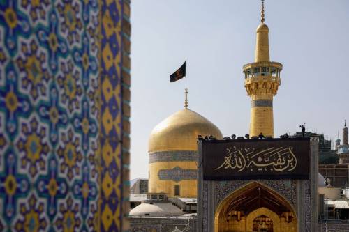 Bandiera nera sulla moschea in Iran: la dichiarazione di guerra dell'Islam