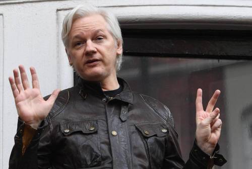 Julian Assange cittadino onorario di Roma, l'Assemblea capitolina dice sì