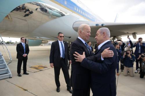 Biden abbraccia Netanyahu. "È come l'11 settembre, ma non rifate i nostri errori. Strage a Gaza? Non è vostra"