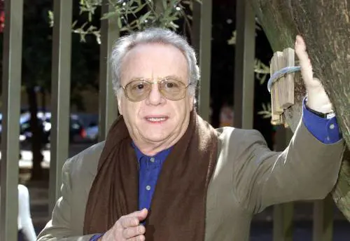 "Non sapeva che fosse falsa". Il tribunale assolve Johnny Dorelli