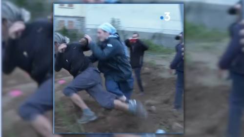 La suora placca l’ambientalista e lo stende: il video è virale