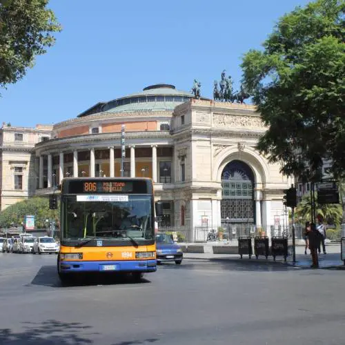 Difende disabile sul bus, la babygang massacra l'autista a Palermo