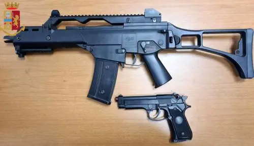 Le armi finte sequestrate ai trapper