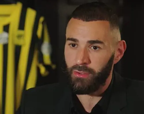 Benzema se ne va al mare e non torna: "C'è un ciclone". Furia Al-Ittihad, United alla finestra