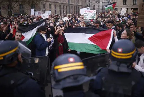 L'Ue ora apre gli occhi: "Schengen si è rotta". Sprint sulle espulsioni. Parigi, sit-in pro Hamas