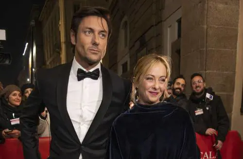 "A testa alta", "Solidarietà a Giorgia". Le reazioni politiche alla rottura Meloni-Giambruno