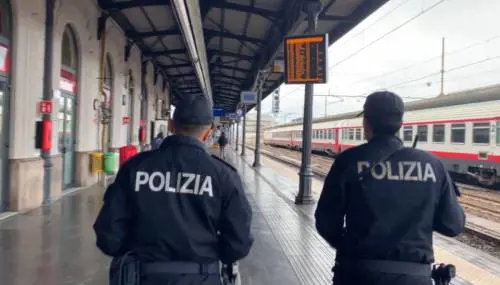 Steso sui binari blocca i treni. La furia del rifugiato che colpisce i poliziotti