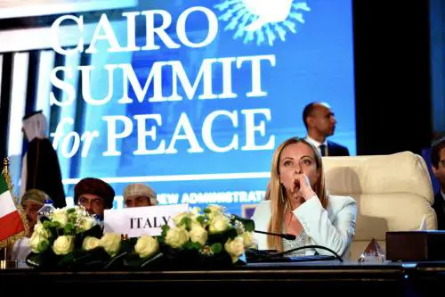 "Siamo tutti bersagli, condannare Hamas senza ambiguità". Meloni al summit di pace al Cairo