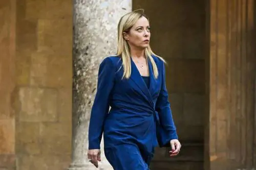 L'affaire Giambruno fa volare la premier. Massmediologi in coro. "Ha gestito bene tutto"