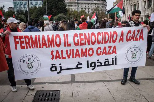 Cori in arabo e Anna Frank con la kefiah. L'ultima dei pro Palestina in piazza