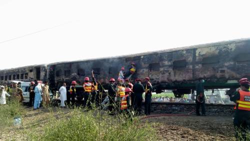 "Stavano cucinando nel vagone". Così il treno esplose a Liaquatpur