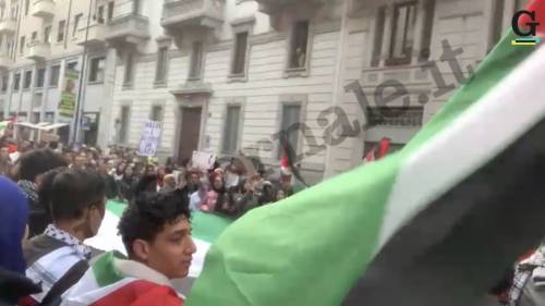 "Uccidiamo gli ebrei". Il corteo choc contro Israele a Milano - Il video esclusivo