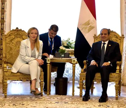 Flop del Cairo. Meloni vola da Bibi