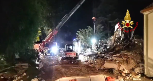 Ferrara, esplosione nella notte: coppia di anziani sotto le macerie e casa distrutta
