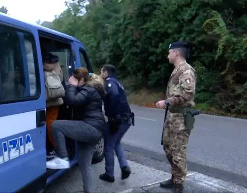 "Non siamo terroristi, niente telecamere". Sul Carso tra i migranti della rotta balcanica