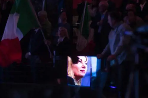 "Ci fate prendere un sacco di voti". Così Arianna Meloni difende la sorella