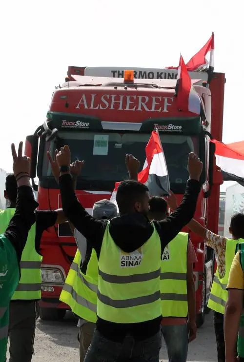 È caos al valico di Rafah. Aiuti ok ma niente gasolio. E la Striscia è nel dramma. "Ospedali al collasso, ferme anche le incubatrici"