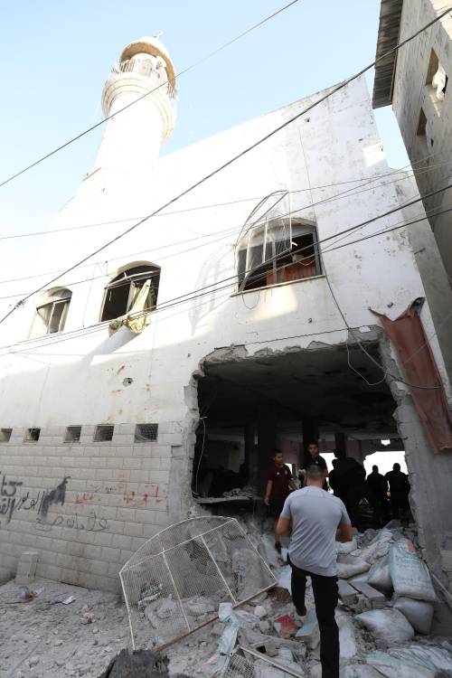Blitz in Cisgiordania: missili sulla moschea. "Andiamo avanti finché Hamas sparirà"