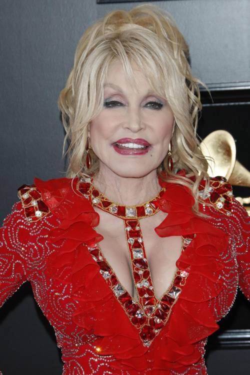 Dolly Parton, a 77 anni è un modello anche in radio