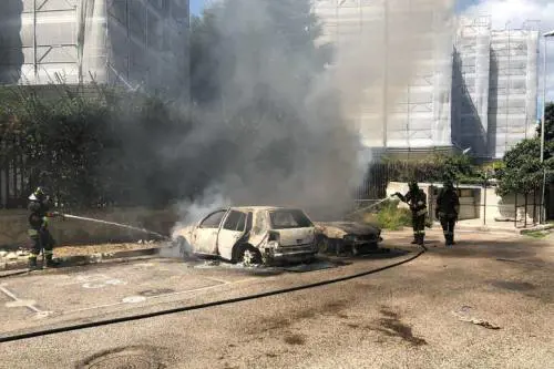 Litiga per il posto auto, il vicino le dà fuoco. Morta una 48enne a Napoli