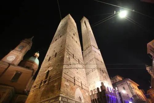 Bologna, la piazza sotto le Due Torri resterà chiusa per anni