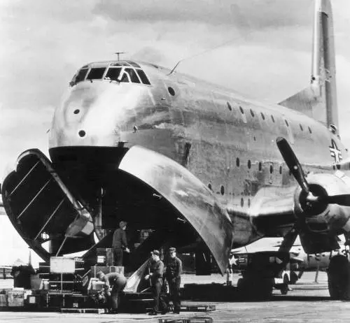 Le fiamme, l'ammaraggio, i superstiti avvistati e mai trovati. Così il volo sparì nel nulla