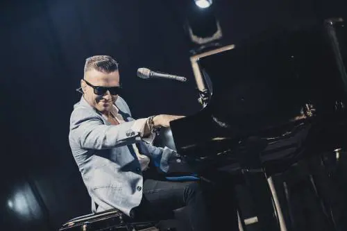 Diaz 7, serata a suon di rock'n'roll con il performer Matthew Lee