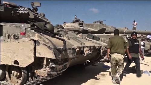 Israele, da 17 giorni i tank fermi: perché rinvia l’invasione