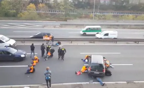 L'ennesimo blitz di Ultima Generazione: bloccate le strade a Verona e Berlino