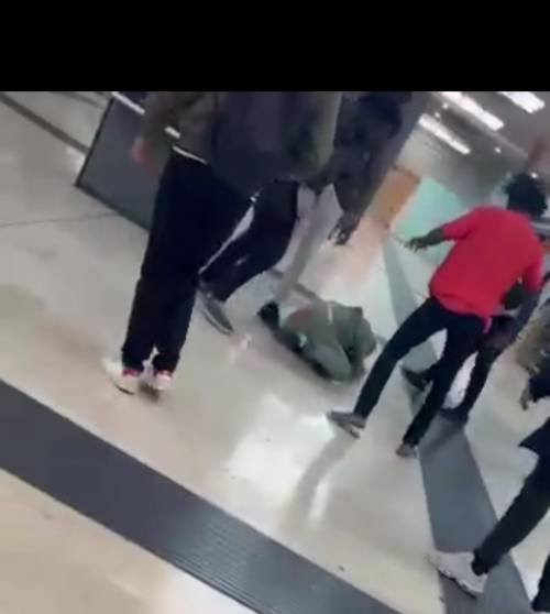 Calci e pugni mentre è a terra. Tre africani pestano 23enne alla stazione di Milano