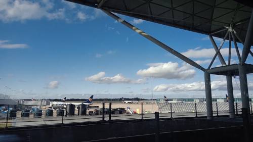 Paura e tensione negli aeroporti dopo il ritorno del terrorismo islamico