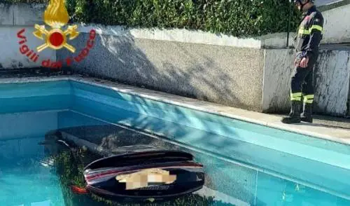 Fa manovra e finisce con l'auto elettrica nella piscina