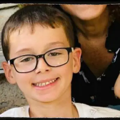 Ohad compie 9 anni tra i prigionieri: per lui palloncini gialli ai balconi israeliani