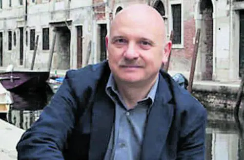 Tra la verità, la biro e il mare di Grecia, Tiziano Scarpa si affida alle donne