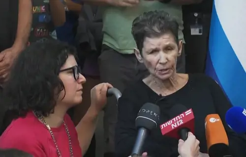 Picchiata nei tunnel di Hamas, l'ostaggio israeliano torna a casa: "Dicevano di credere nel Corano"