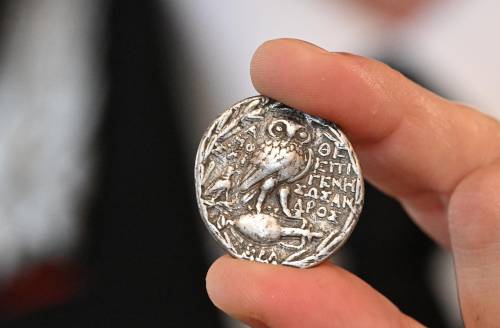 Recuperate monete dell'antica Grecia, erano vendute online: le immagini