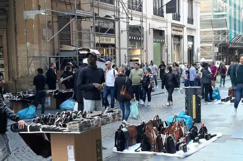 Aggredito alle spalle e malmenato: l'orrore dei venditori abusivi sull'anziano a Firenze