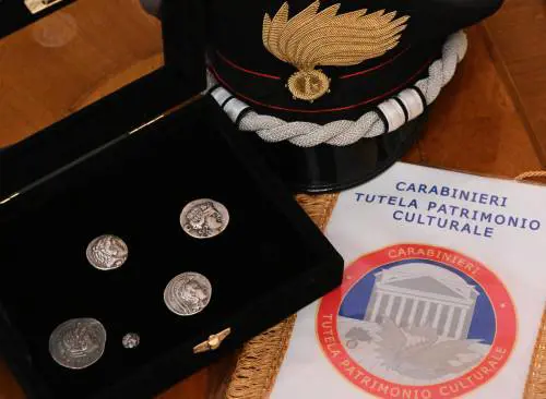 Quelle monete dell'antica Grecia sul web: ecco a quanto le vendevano