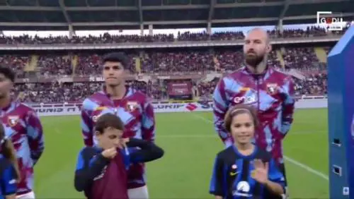 Alza la maglia dell'Inter e bacia quella granata: il gesto del bimbo tifoso del Torino