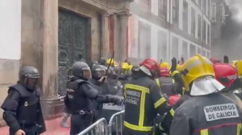 Spagna, violento scontro fra vigili del fuoco e poliziotti: cosa sta succedendo