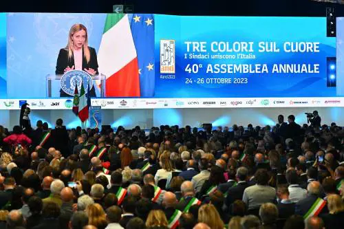 Meloni ai sindaci: "Sull'abuso d'ufficio abbiamo mantenuto la promessa"