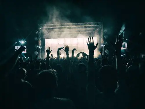 "Lasciato seminudo nel parcheggio". L'orrore del 20enne stuprato dopo la discoteca