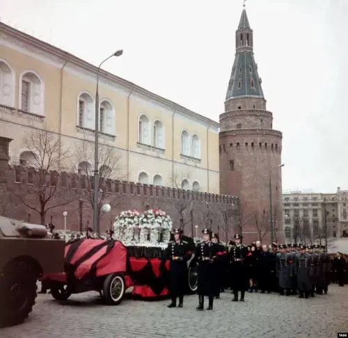 Quanta propaganda nei funerali rossi