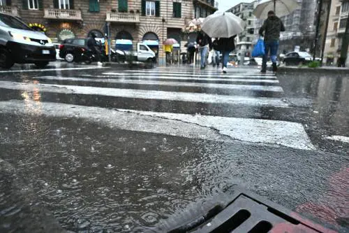 Meteo, tra quattro giorni cambia tutto: arrivano pioggia e neve