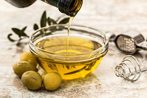 Olio d'oliva contraffatto e potenzialmente dannoso per la salute, scatta l'allarme