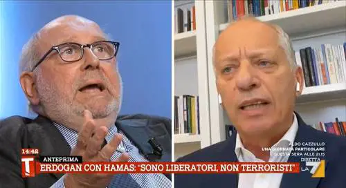 "Studia la storia", "Sei un pazzo". Lite tra Peter Gomez e Pierluigi Battista