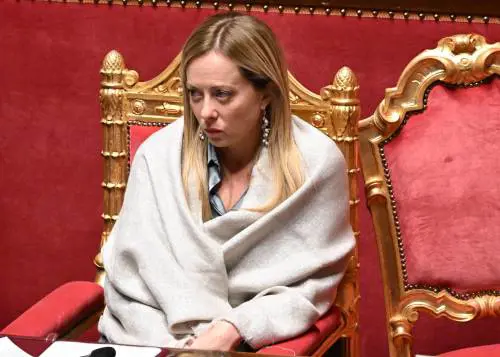 "Non è serena", "Piange": assalto maschilista