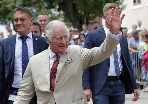I Sussex col jet privato e il futuro di George. Le grane di Carlo (che compie 75 anni)