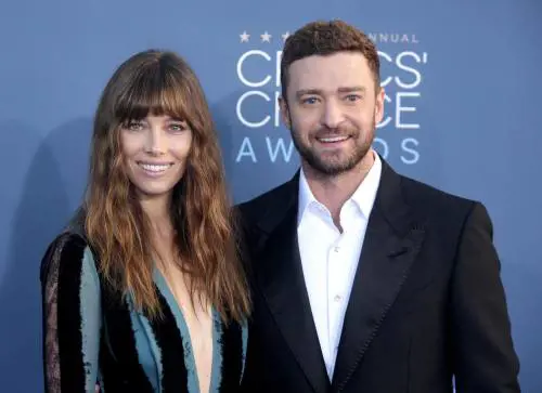 "Merita di vivere in pace". Jessica Biel difende Justin Timberlake dopo le accuse di Britney