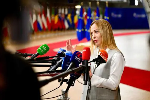 L'Ue trova in extremis  l'intesa su Israele. Timori per il Kosovo. Meloni e "l'agguato" sulla manovra
